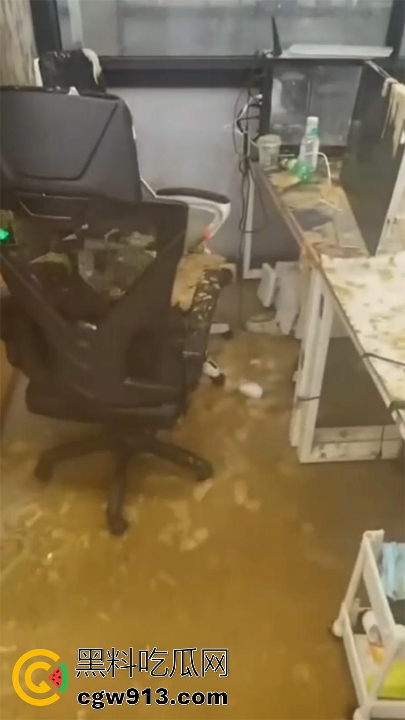 这是拉炸弹了么？浙江杭州中国美术学院，良渚校区自习室，排污管爆炸粪水淹没自习室，保研女被淋一头！-6