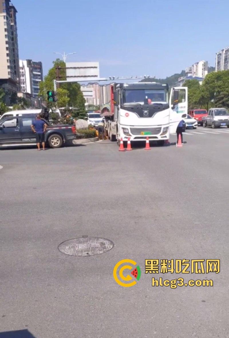 震惊！张家界一女子被大车卷进车底 头颅瞬间被轧爆压成肉饼！-5