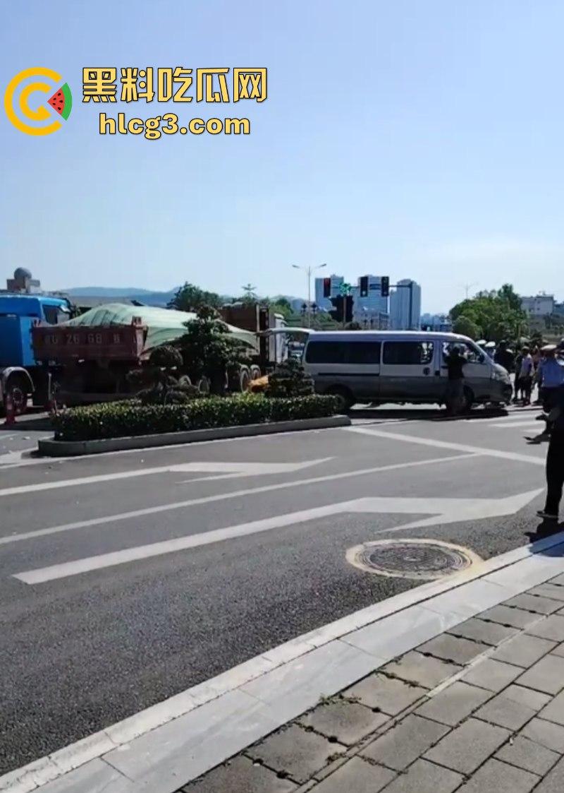 震惊！张家界一女子被大车卷进车底 头颅瞬间被轧爆压成肉饼！-8