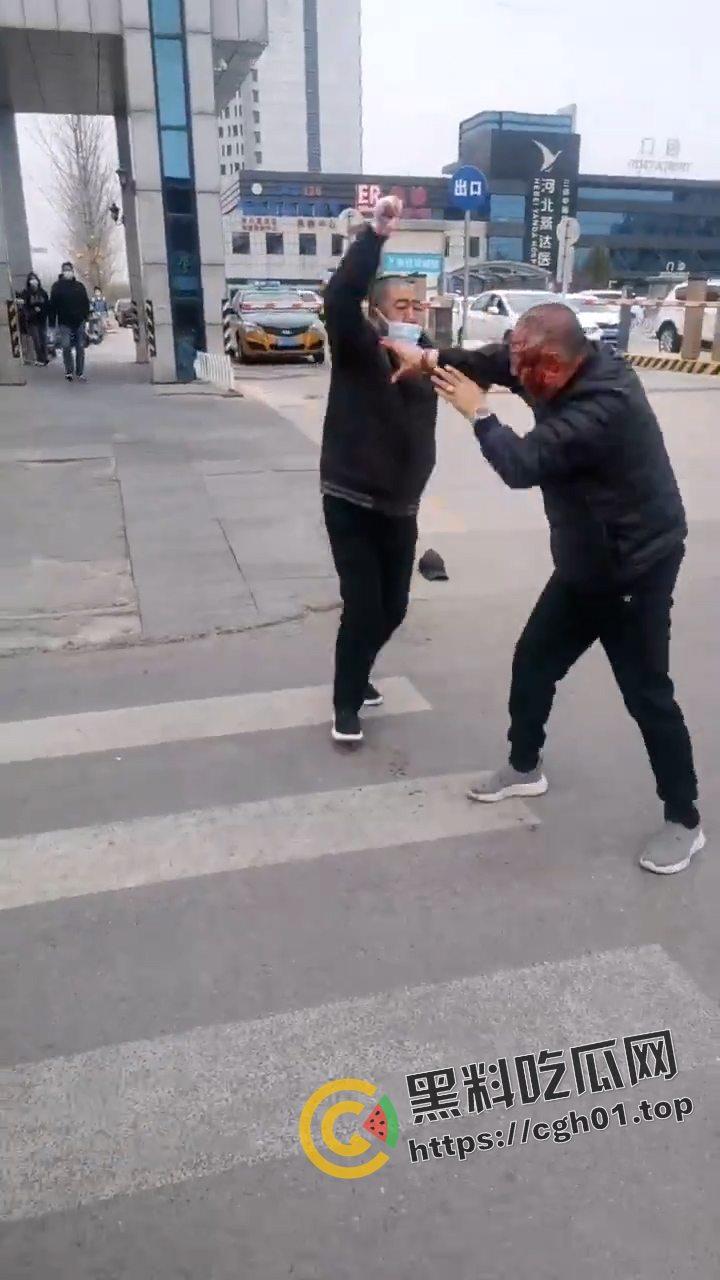 河北燕郊滴滴大战出租车！因为15元得单子出租车司机拿螺丝刀把滴滴司机脑袋捅烂 现场血腥画面流出-2