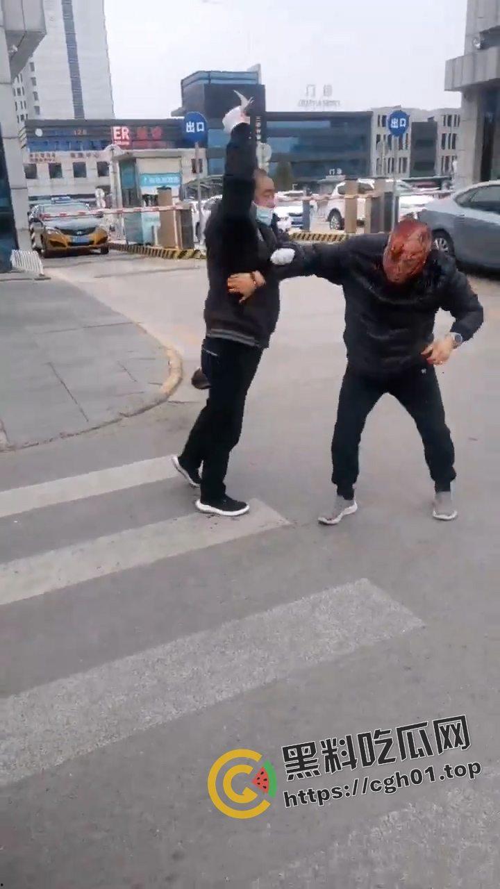 河北燕郊滴滴大战出租车！因为15元得单子出租车司机拿螺丝刀把滴滴司机脑袋捅烂 现场血腥画面流出-3