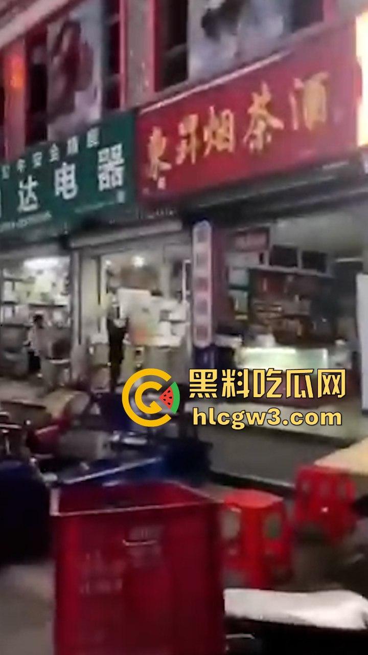 前有公务车街头撞飞摩托男 后有半夜突袭查抄商户 广东潮汕这是在年底冲业绩吗？-2