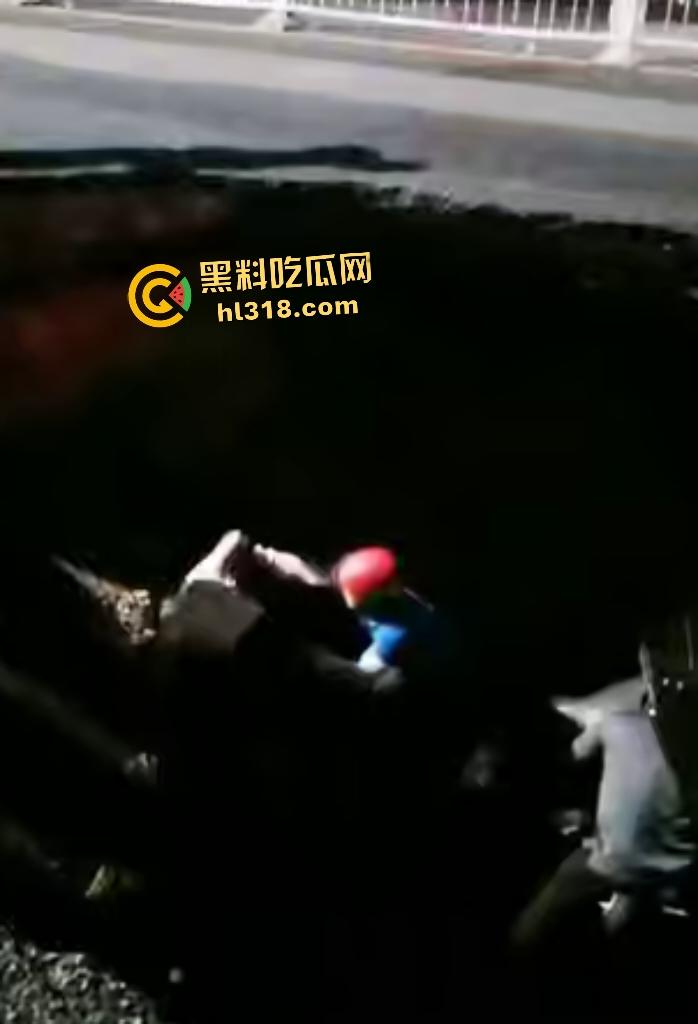 贵阳深夜马路惊爆马路塌陷！小车惨坠无底深渊地洞，司机神迹生还竟毫发无损！-7