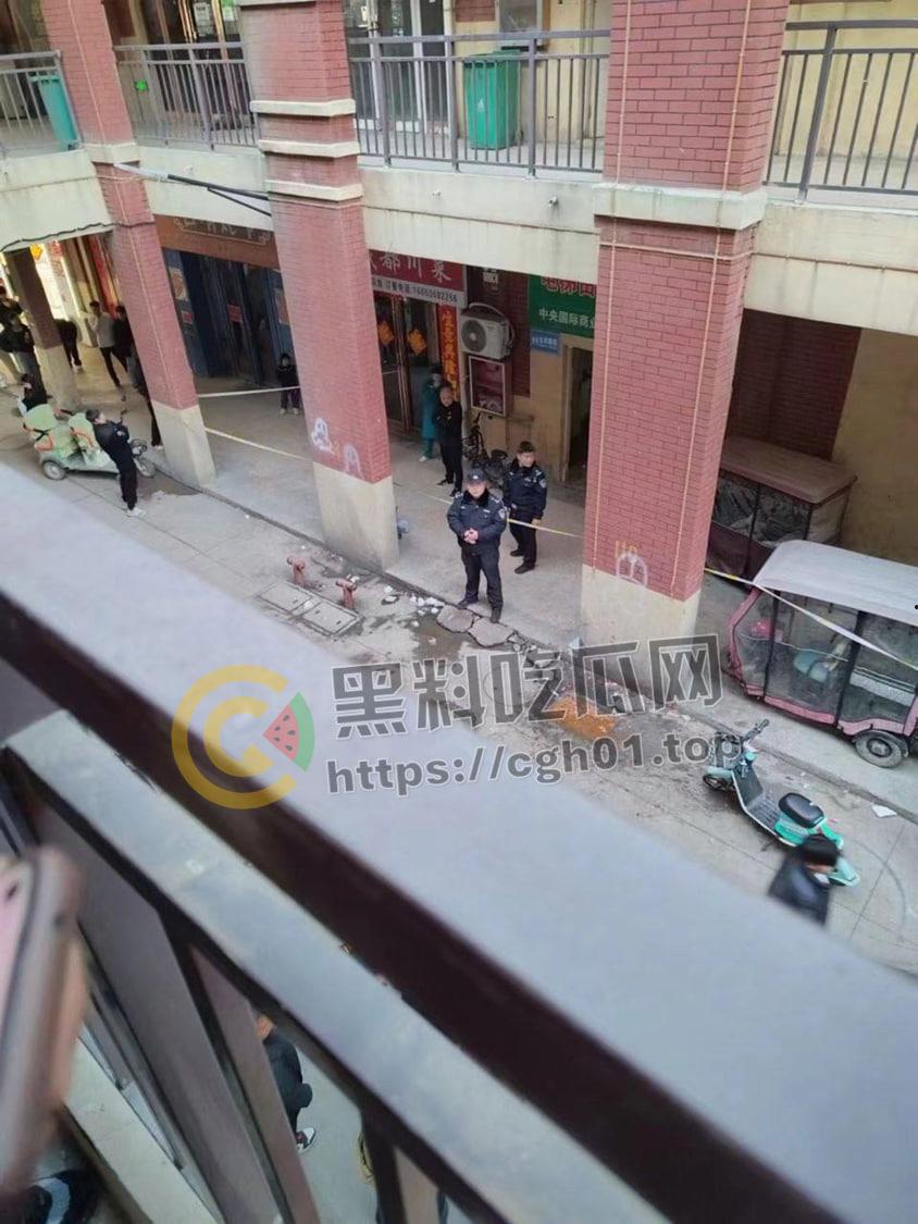 宁陵初中学生厕所生孩 扔厕所没有被冲走头被卡住  现场血腥画面流出-4