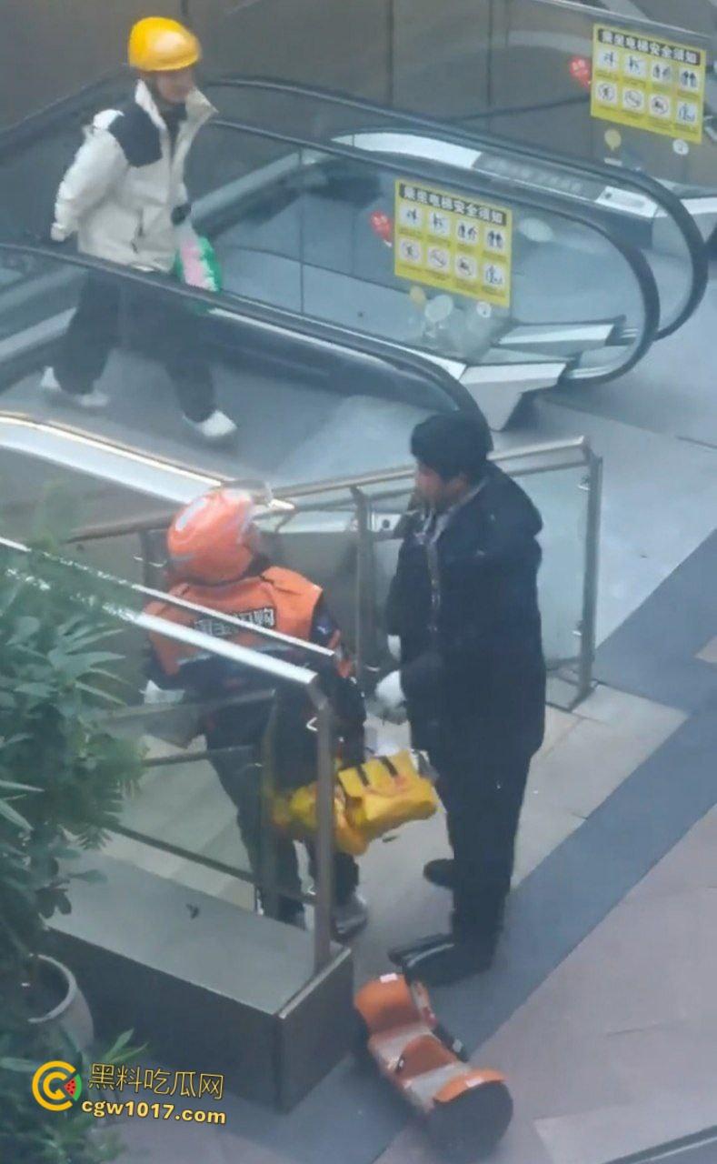 保安和外卖员商场爆发矛盾，真实上演君子动口不动手，互吐口水对峙互不退让，保安看他戴头盔就吐了就跑 ！-2