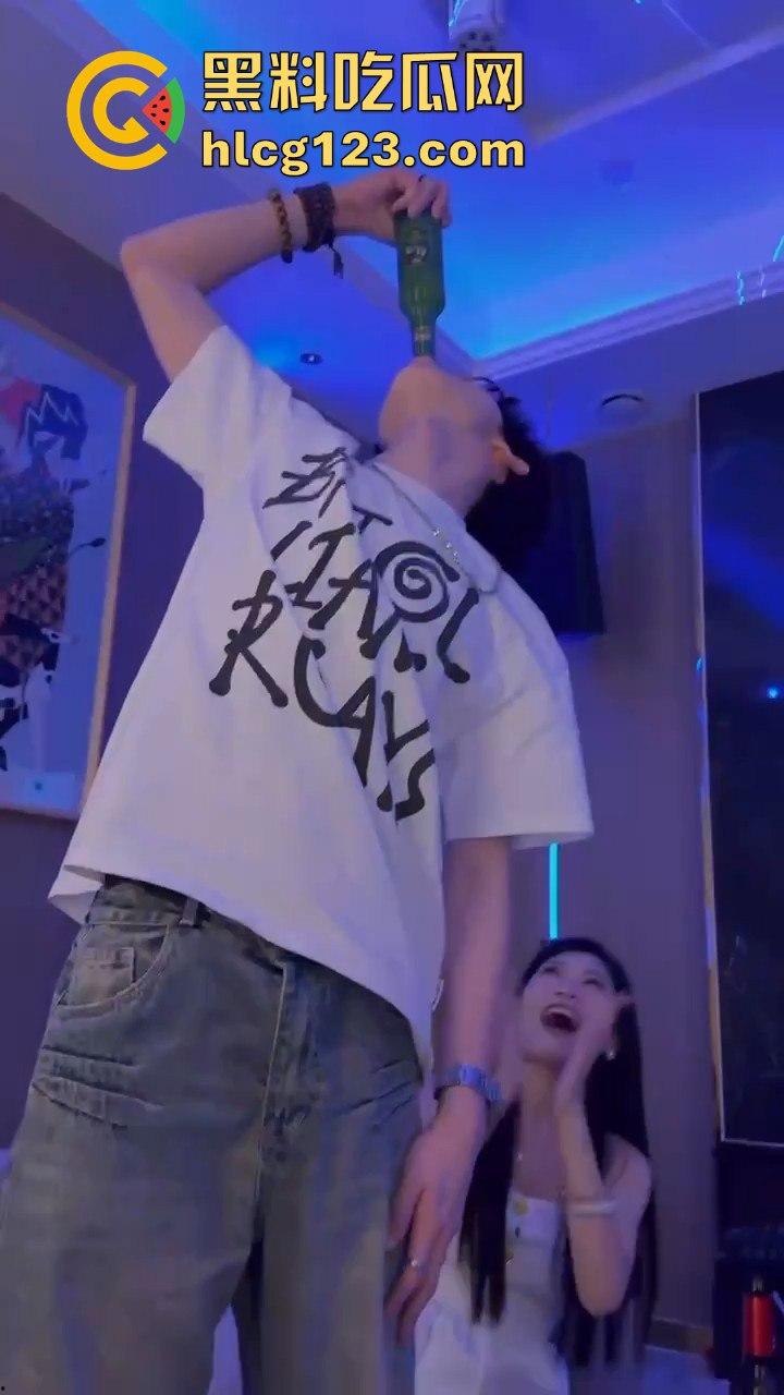 小仙女白天赚大叔的钱，晚上KTV点男模互动，玩得比你想象的更花！-1