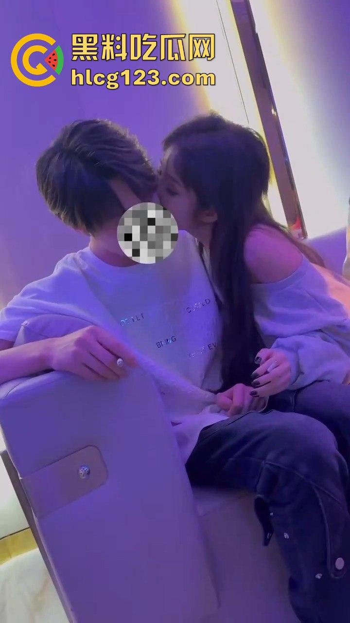 小仙女白天赚大叔的钱，晚上KTV点男模互动，玩得比你想象的更花！-2