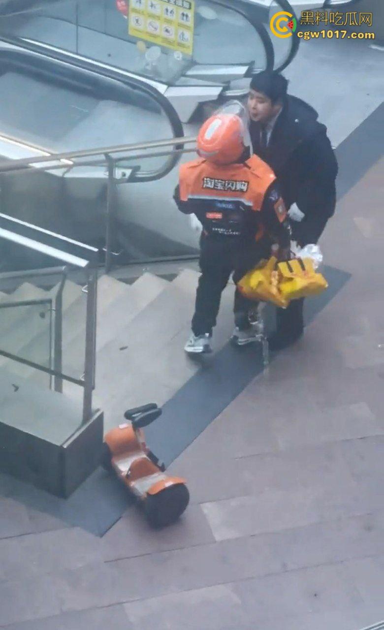 保安和外卖员商场爆发矛盾，真实上演君子动口不动手，互吐口水对峙互不退让，保安看他戴头盔就吐了就跑 ！-7