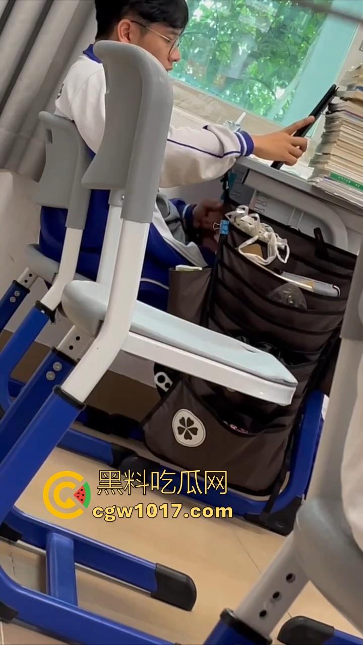 自习课惊现后排同学上课打飞机！边看平板边掏出大屌狂撸，这哥们只能说真生猛，太投入了被偷拍都没发现！-9