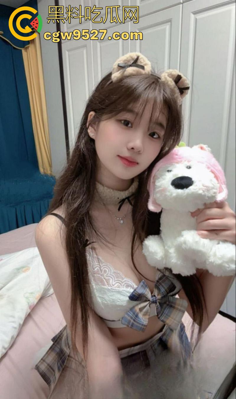 江西华东交通大学，大一新生萌妹【唐沁茹】，酒店约炮体育生被偷拍，跪地口交画面超刺激！-1