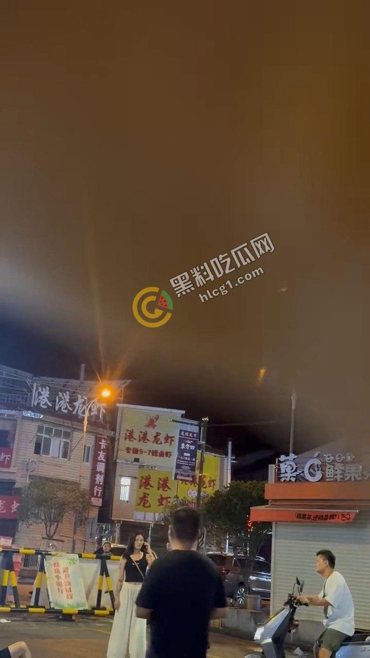 湘潭市岳塘区步行街群殴惊现！“湘潭最猛电动车”引爆街头斗殴，路人纷纷化身吃瓜群众-1