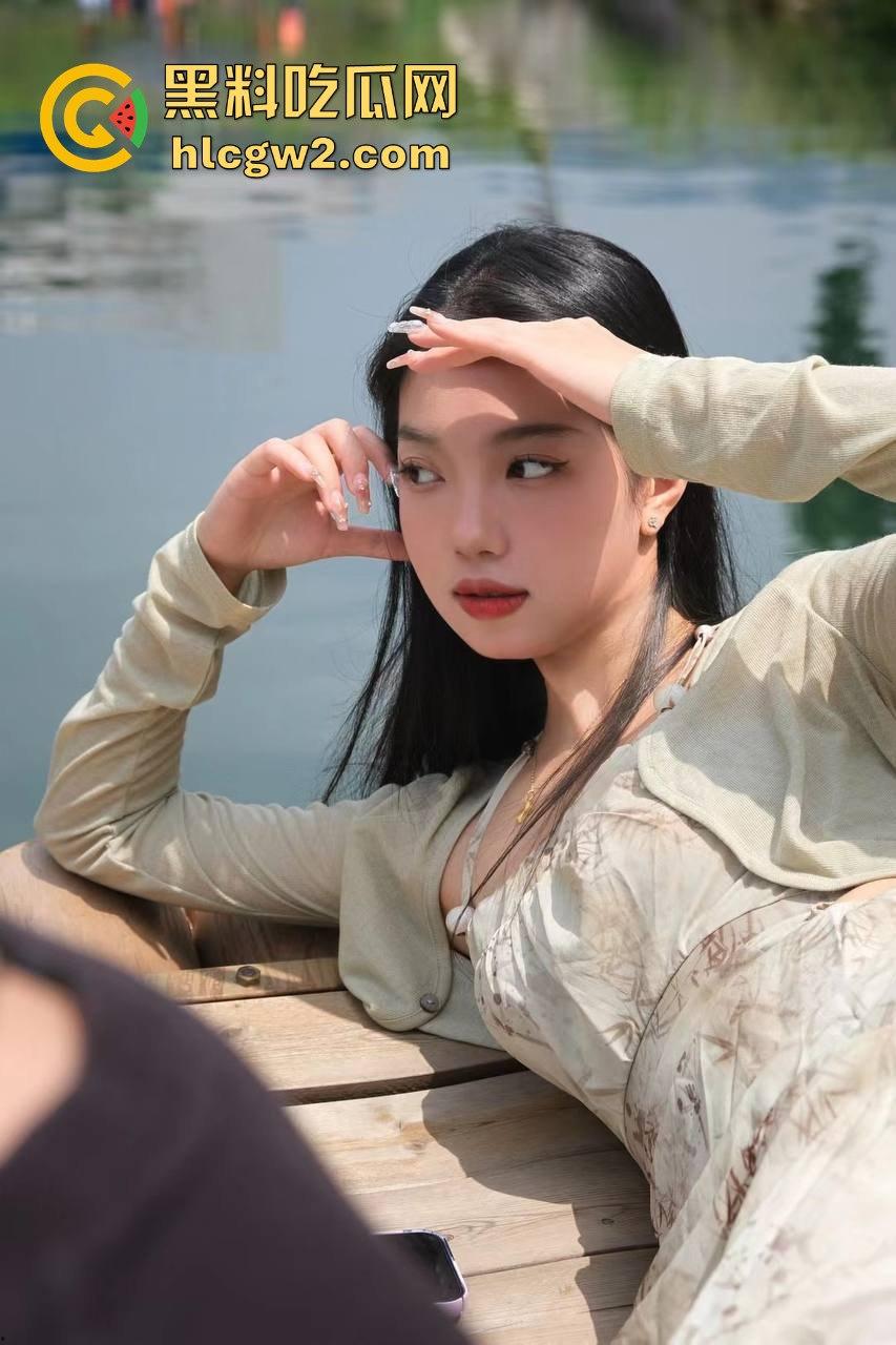 瓜友独家爆料大学同学毕业聚会后酒店偷搞 极品颜值身材的妹子有男友不让拍，只能偷偷来！-3