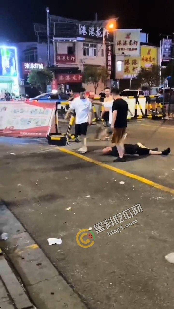 湘潭市岳塘区步行街群殴惊现！“湘潭最猛电动车”引爆街头斗殴，路人纷纷化身吃瓜群众-4