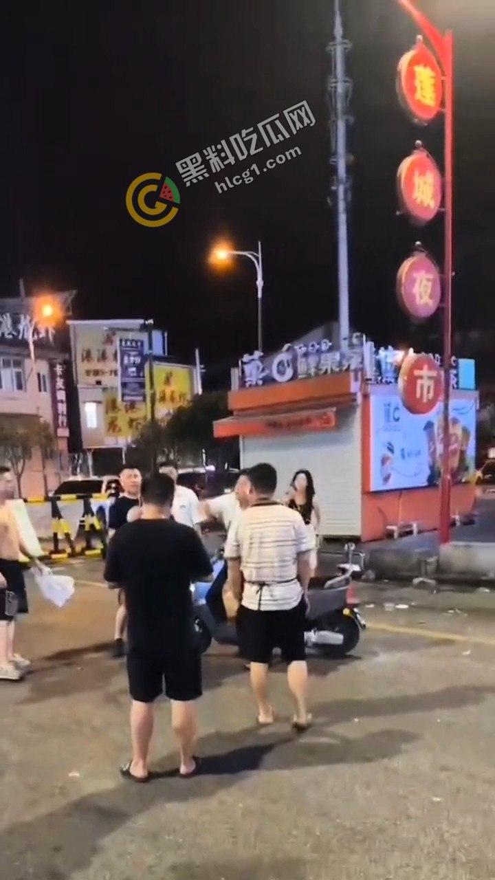 湘潭市岳塘区步行街群殴惊现！“湘潭最猛电动车”引爆街头斗殴，路人纷纷化身吃瓜群众-5