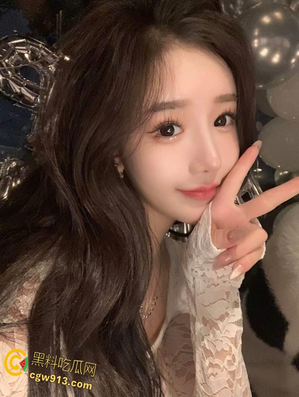 送喝醉酒的姐姐回家，饥渴姐姐竟让我陪她，性感灰丝高跟鞋足交，忍无可忍撕开丝袜后入爆操 ！-1