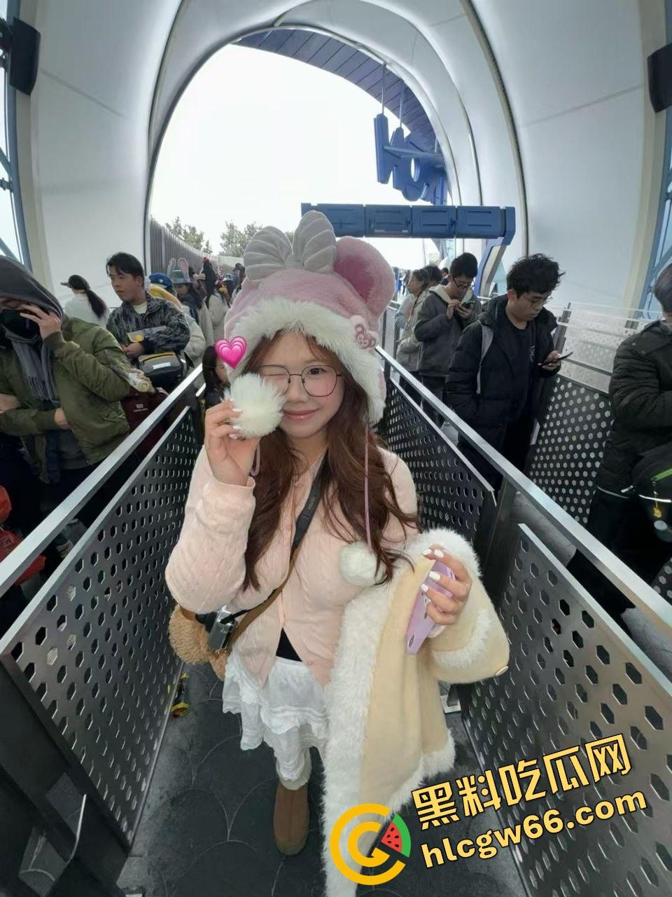 江苏巨乳白虎学生妹【李丹】肥臀肥穴当福利姬伺候金主，小骚逼水得像漏斗，什么姿势都能操！-1