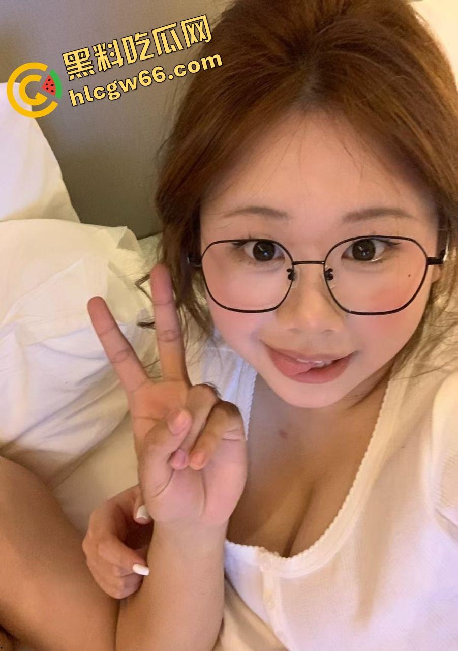 江苏巨乳白虎学生妹【李丹】肥臀肥穴当福利姬伺候金主，小骚逼水得像漏斗，什么姿势都能操！-3