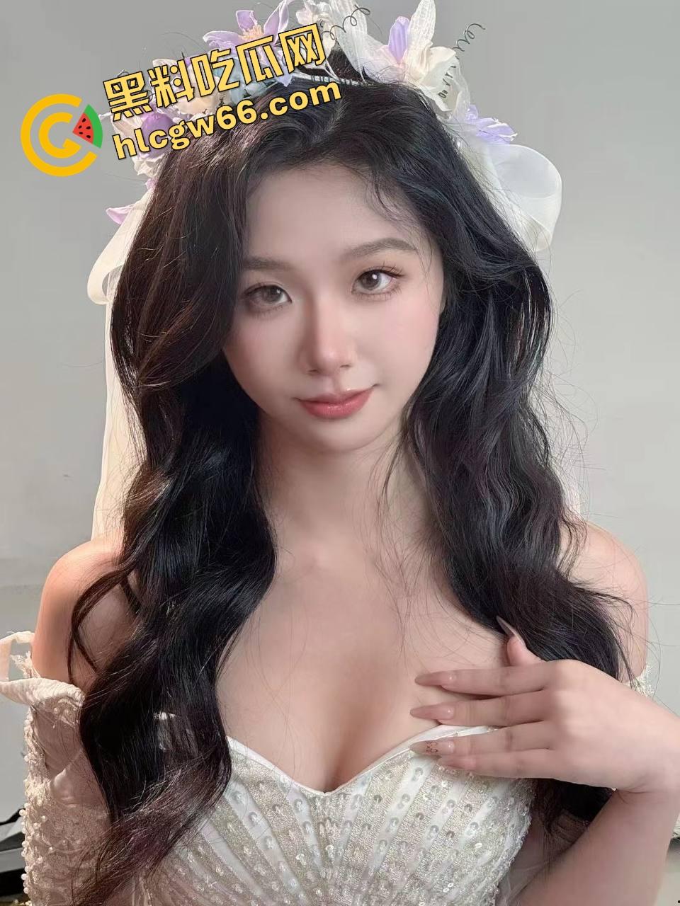 江苏巨乳白虎学生妹【李丹】肥臀肥穴当福利姬伺候金主，小骚逼水得像漏斗，什么姿势都能操！-7