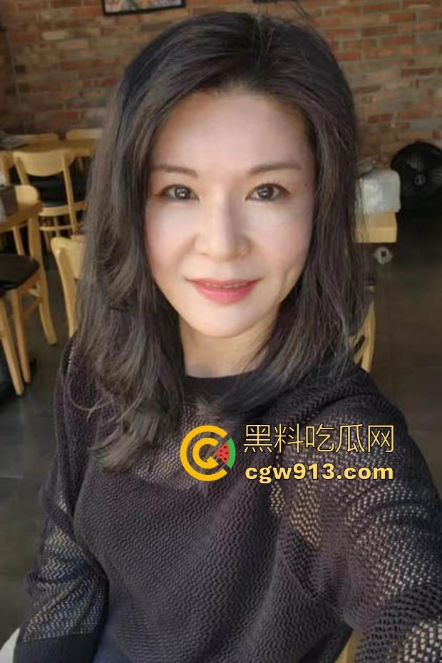 海角乱伦，早上起床把妈妈的骚穴狂扣出水，再狠狠无套猛插，主动撅臀迎合，极其骚乱！-2