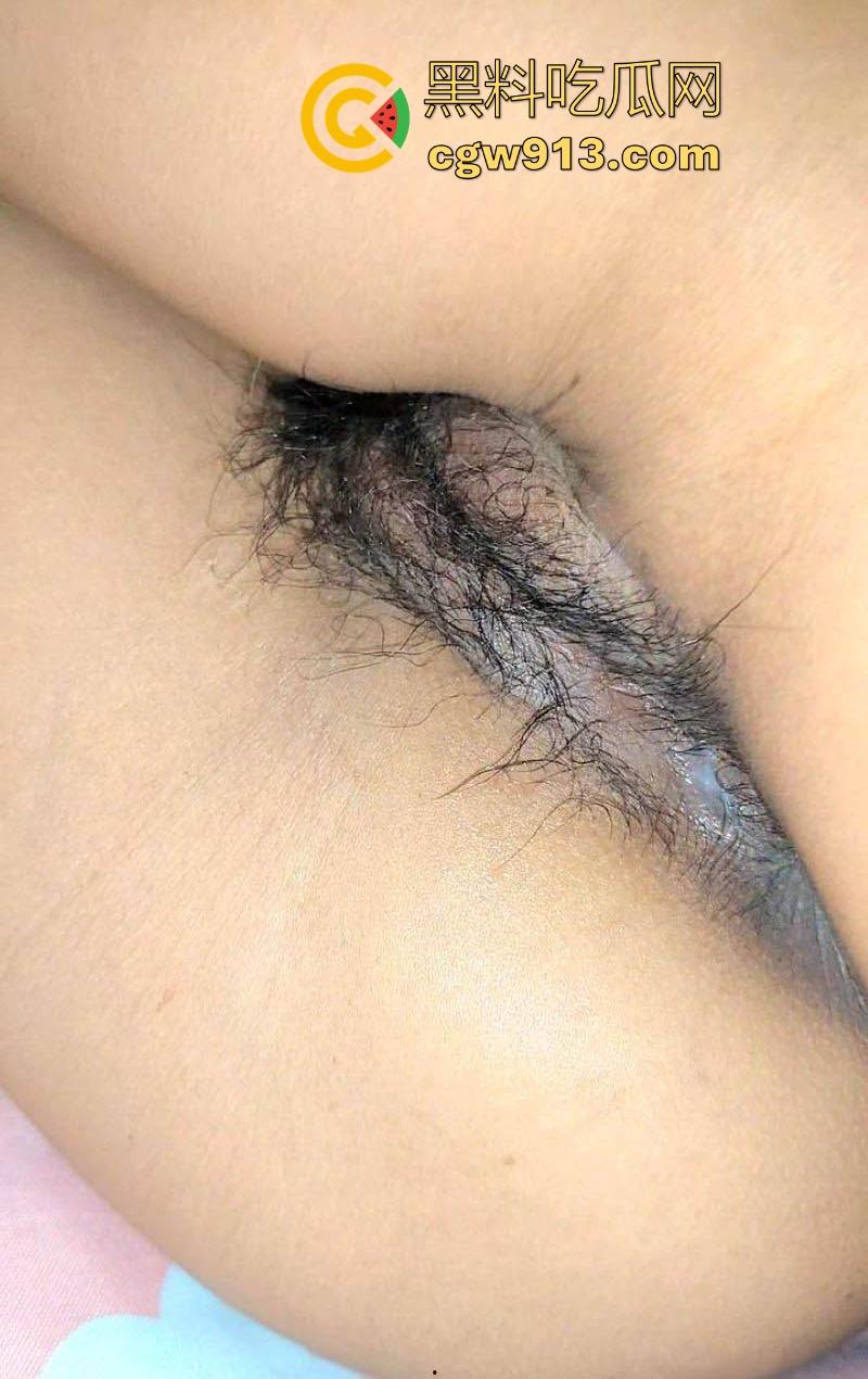 海角乱伦，早上起床把妈妈的骚穴狂扣出水，再狠狠无套猛插，主动撅臀迎合，极其骚乱！-5