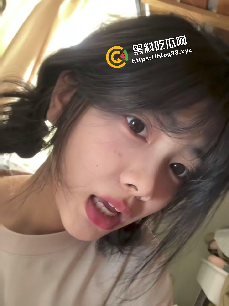 福建艺术职业反差学生骚货【徐雅】带着刚破处的闺蜜酒店约炮大哥，双飞4P全裸肉体碰撞！-1