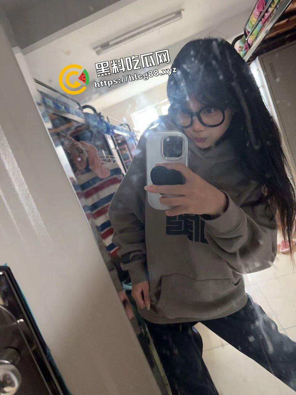 福建艺术职业反差学生骚货【徐雅】带着刚破处的闺蜜酒店约炮大哥，双飞4P全裸肉体碰撞！-2