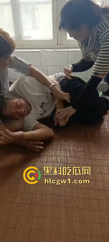 三个老阿姨围攻老大爷，死按不放活脱裤子，分工明确还录视频，大爷这回真是插翅难逃！伟哥难救啊！-2