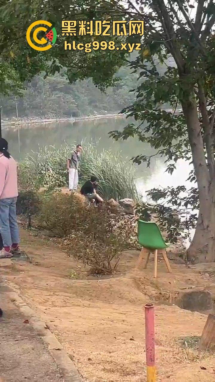 武汉狂躁男东湖发疯，打黑衣男打成筛子，女生鞋子手机丢湖里，差点逼得她跳水自尽！-6