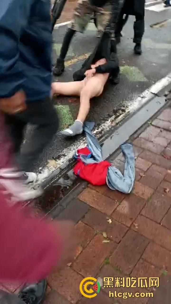 蛋痛！加州小偷扒钱包被抓现行 惨遭正义群众群体攻击 脱裤捏蛋：叫成这样是爆了吗？-1