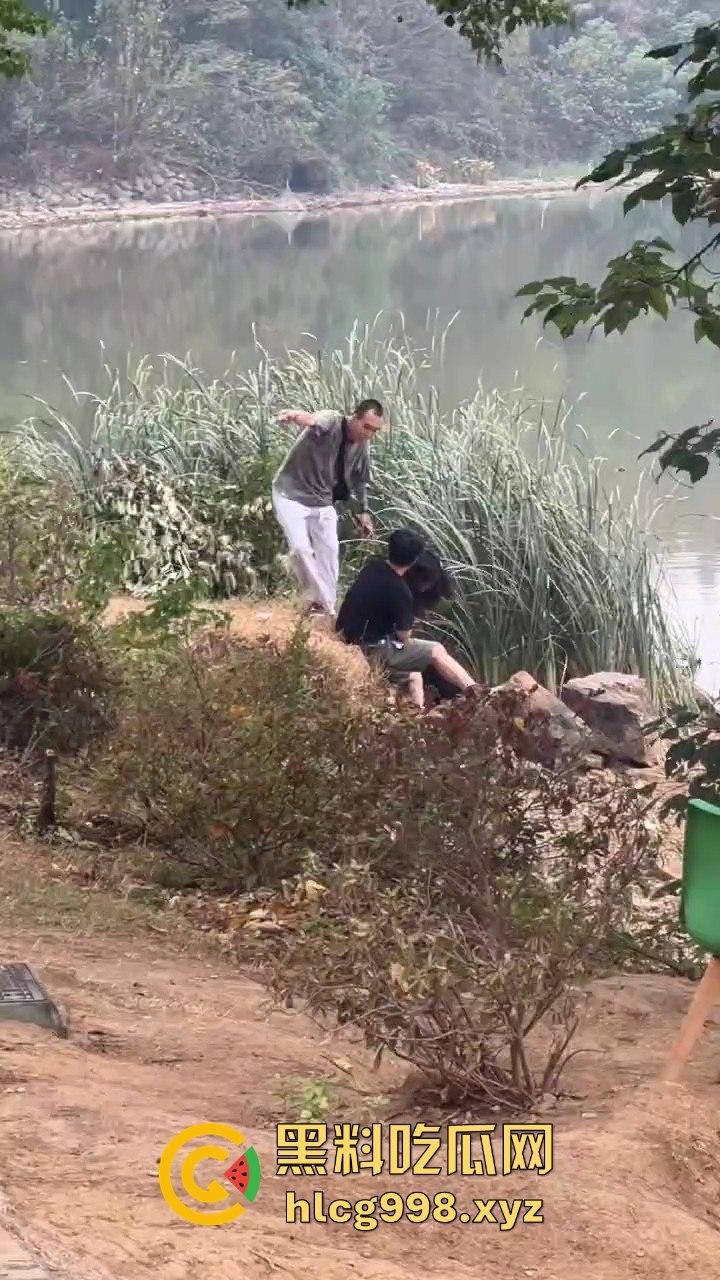 武汉狂躁男东湖发疯，打黑衣男打成筛子，女生鞋子手机丢湖里，差点逼得她跳水自尽！-9