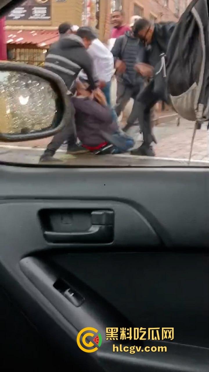 蛋痛！加州小偷扒钱包被抓现行 惨遭正义群众群体攻击 脱裤捏蛋：叫成这样是爆了吗？-9