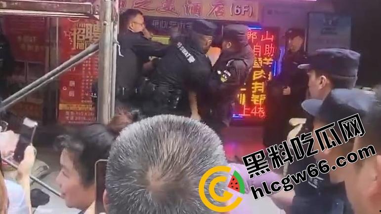 四川绵阳两爷子上头袭警？小事调解变刑事，抓进去才老实，属实是安逸得很！-2