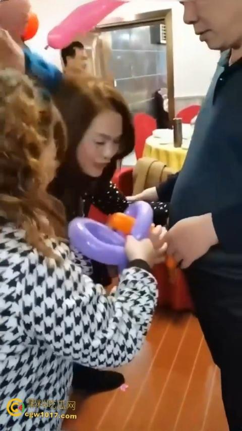 大爷大妈聚餐玩淫秽游戏，把气球当成鸡巴一边撸一边口，有韵味又会玩的少妇，晚上不敢想有多爽 ！-5