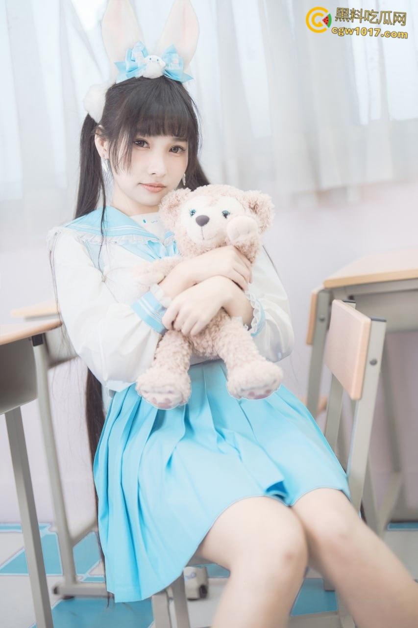 二次元女神【慕慕momo】，Cos守岸人激情泄欲，白虎玉足堪称极品，被拿着双脚疯狂抽插，娇喘诱人眼神拉丝 ！-1