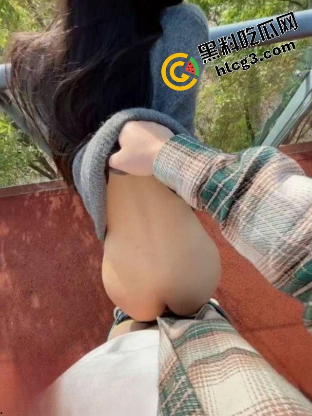 福建丰乳肥臀反差人妻母狗『潘语涵』天桥上露出后入打野战 惊险刺激泄火之旅-4