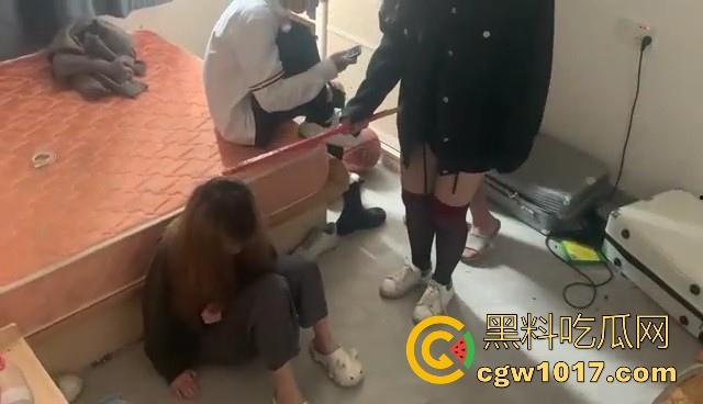 广西精神小妹霸凌现场，召集黄毛男友上门围殴殴打不听话小妹，男女混打女的打累男的上，下手真狠啊！-8