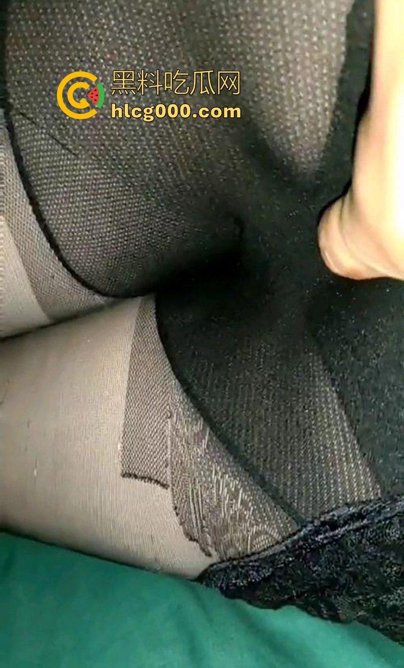 海角乱伦，半夜偷偷溜进小姨房间，卖力肏性感黑丝小姨，狂插猛操，超级紧的小穴每插一下都想射！-3