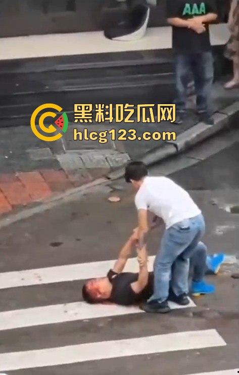 斑马线上的魔幻对决，一男子开山刀上阵，结果却牵手离场？-1