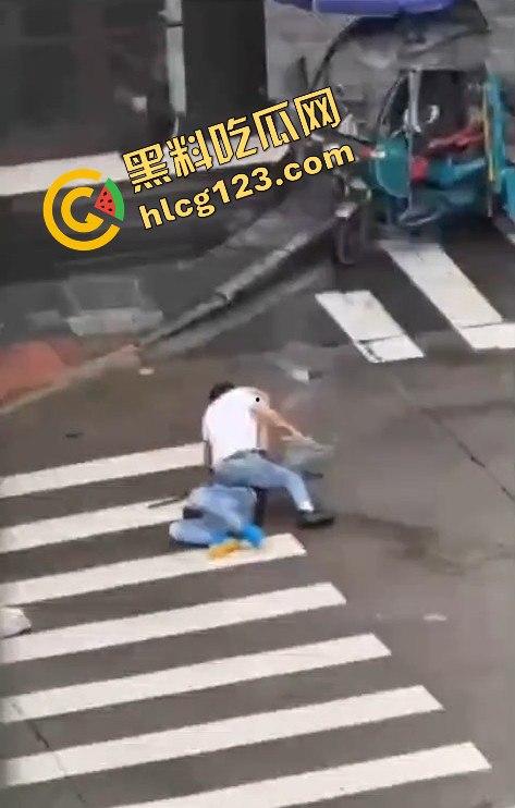 斑马线上的魔幻对决，一男子开山刀上阵，结果却牵手离场？-6