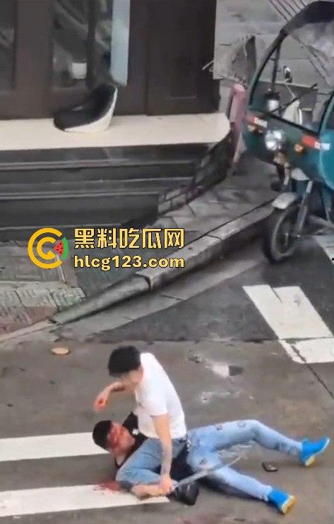 斑马线上的魔幻对决，一男子开山刀上阵，结果却牵手离场？-10