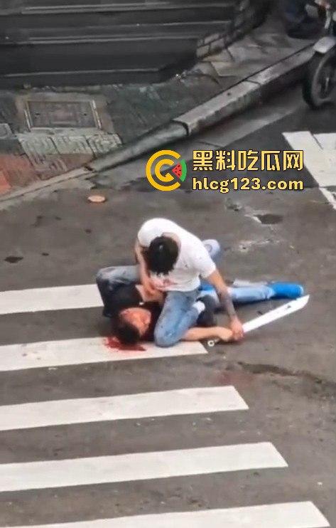 斑马线上的魔幻对决，一男子开山刀上阵，结果却牵手离场？-12