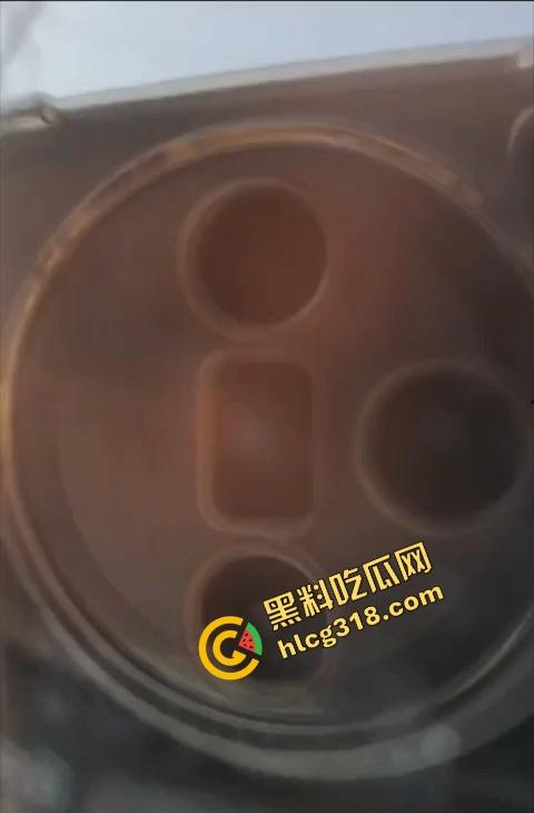 哥们透过玻璃偷拍车震，妹子嫩得像刚成年，结果让个死样男操了，哥们近距离偷拍画面曝光！-6