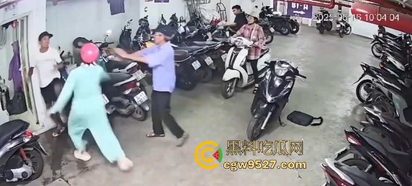 越南停车场一纹身男挑衅一女生，没想到的是女生是练MMA，纹身男被暴揍倒地不起，这哥们可真是踢到钢板了！-3