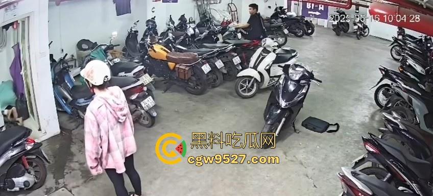 越南停车场一纹身男挑衅一女生，没想到的是女生是练MMA，纹身男被暴揍倒地不起，这哥们可真是踢到钢板了！-6