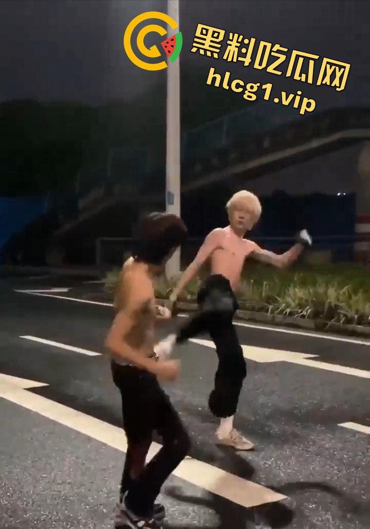 街头乱斗猴王争霸，两只精神瘦猴子大打出手，围观群众目瞪口呆！-4