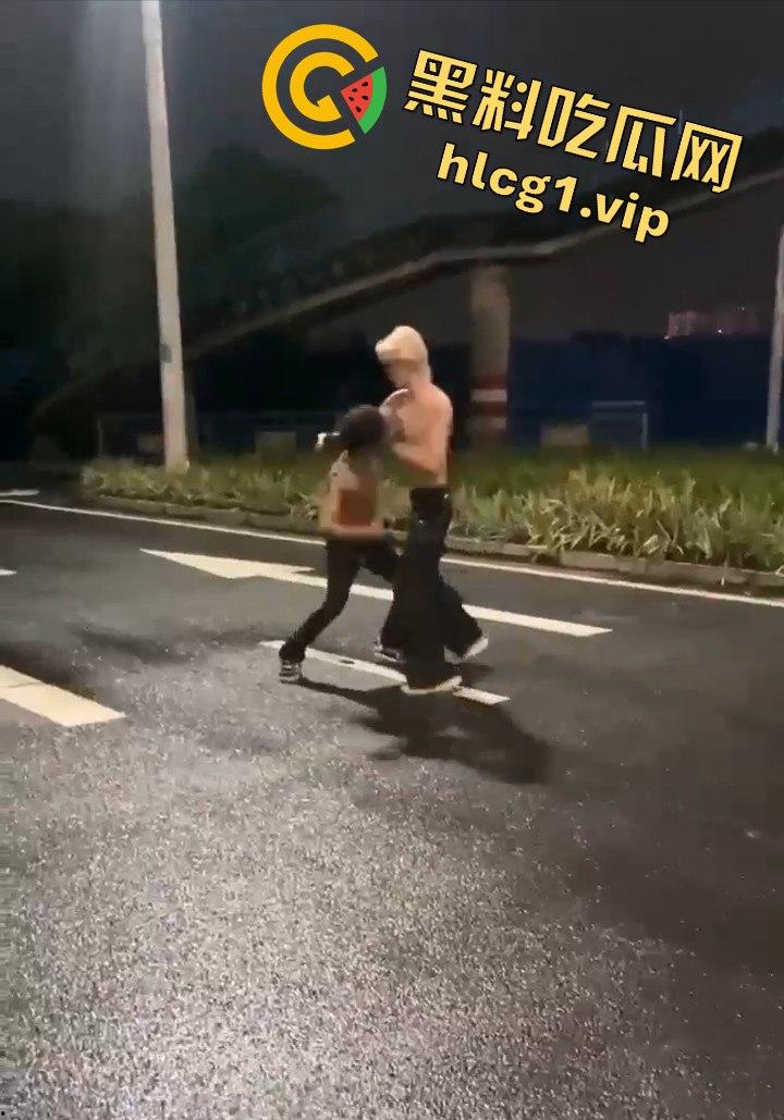 街头乱斗猴王争霸，两只精神瘦猴子大打出手，围观群众目瞪口呆！-9