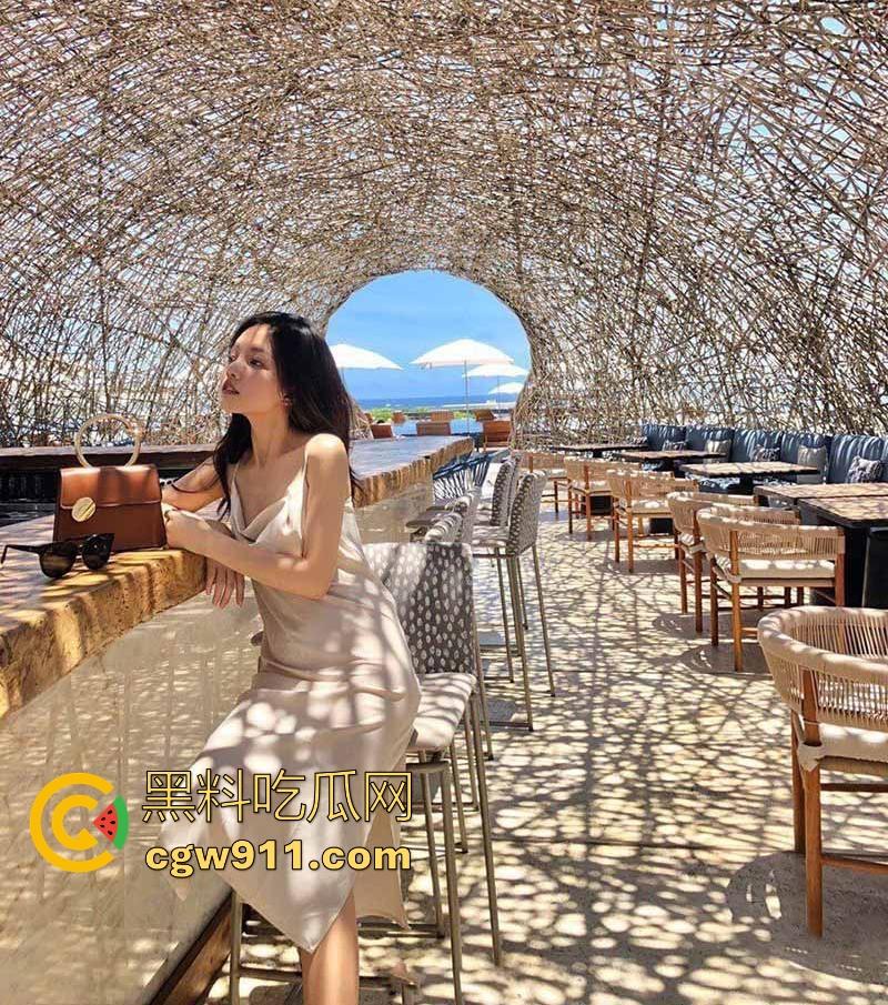 杭州工商银行职员【林语星】外表端庄职场丽人，私下肥臀美腿反差，跪地口交舔蛋，无套后入猛操蜜穴！-2