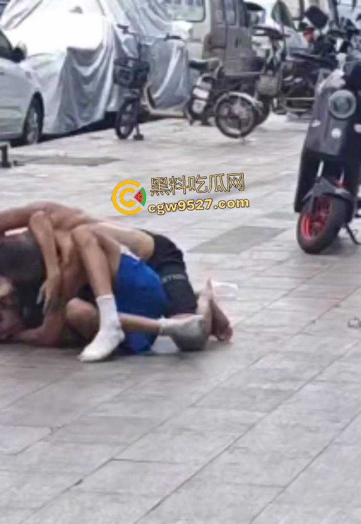 广州番禺小伙调戏大叔老婆惹祸！被怒按地上狂揍，脚踩羞辱遭外卖小哥嘲笑！-4