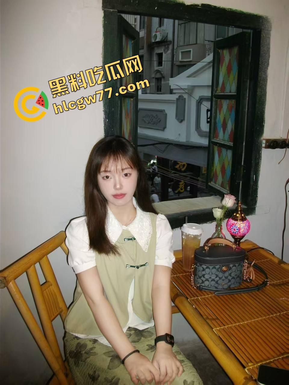 小伙跑去韩国美容院找美女脱鸡巴毛,刚碰就硬,前列腺液直接射手上,真出国放飞!-1