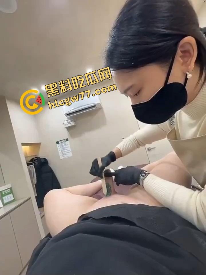 小伙跑去韩国美容院找美女脱鸡巴毛,刚碰就硬,前列腺液直接射手上,真出国放飞!-8